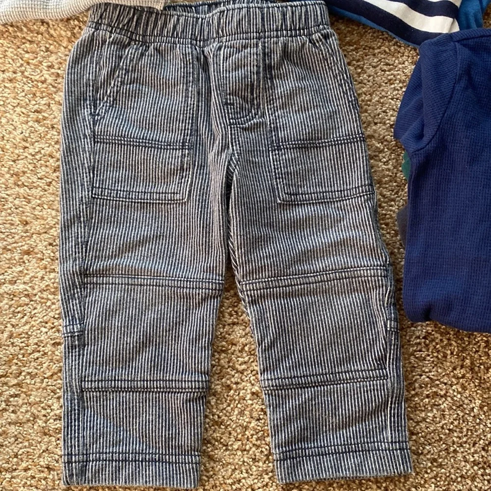 6-12 month Gap/Old Navy bundle.  2 pants/6 onesies/1 Christmas pj set/Dear Santa
